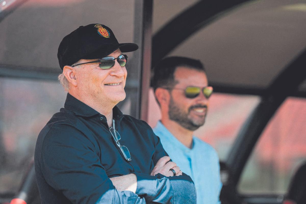 Andy Kohlberg y Pablo Ortells presencian un entrenamiento.