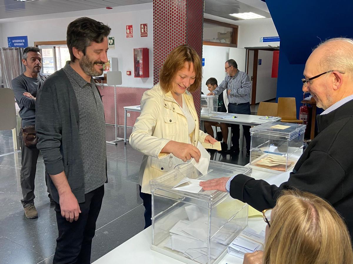 La candidata a la presidencia de la Comunidad, María Marín, ejerce su derecho a voto en la UPCT