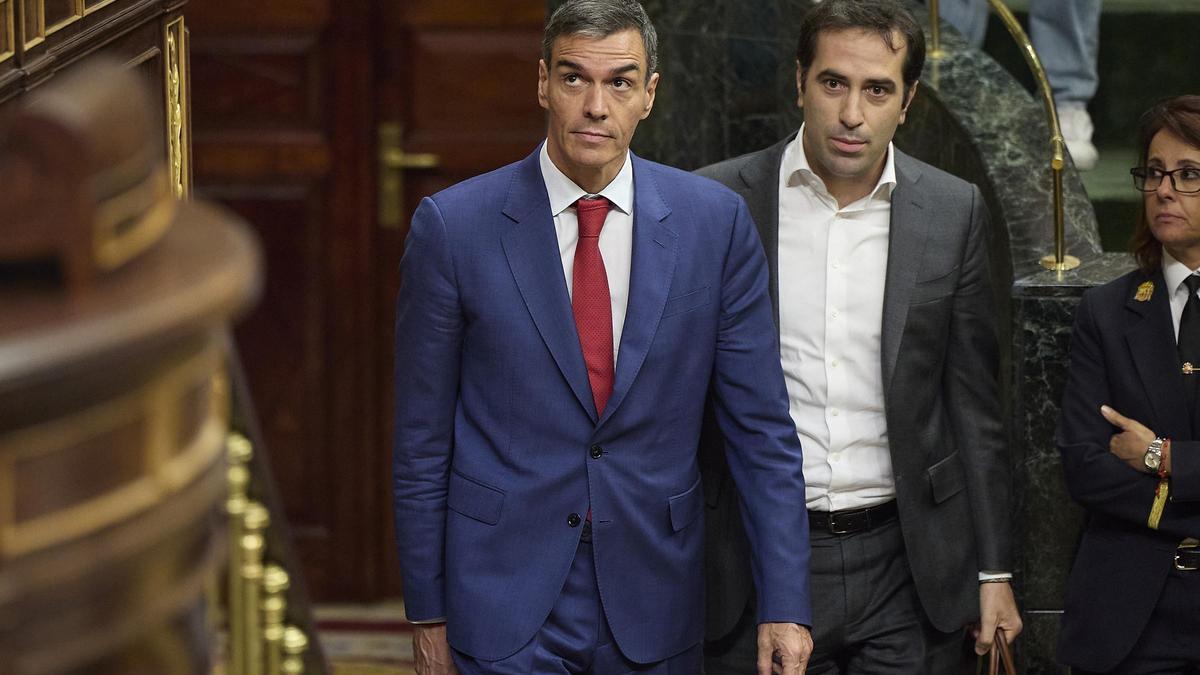 El presidente del Gobierno, Pedro Sánchez, y el ministro de Economía, Comercio y Empresa, Carlos Cuerpo.