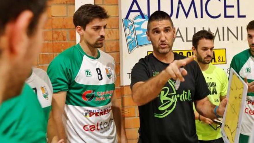 Sergi Catarain, donant instruccions als seus jugadors en un partit al Blanc-i-Verd.