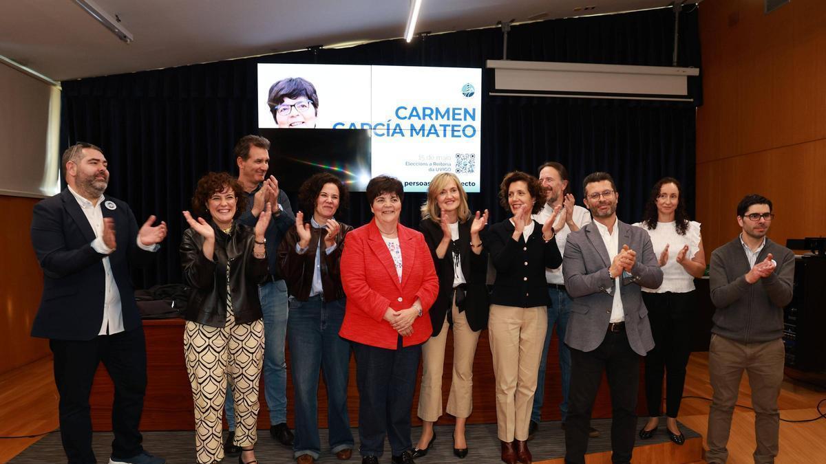Carmen García Mateo y su equipo, celebrando la victoria en la segunda vuelta.
