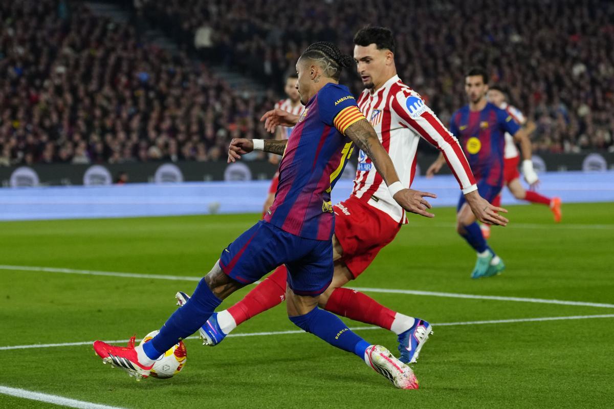 Pubill, en una acción defensiva ante Raphinha