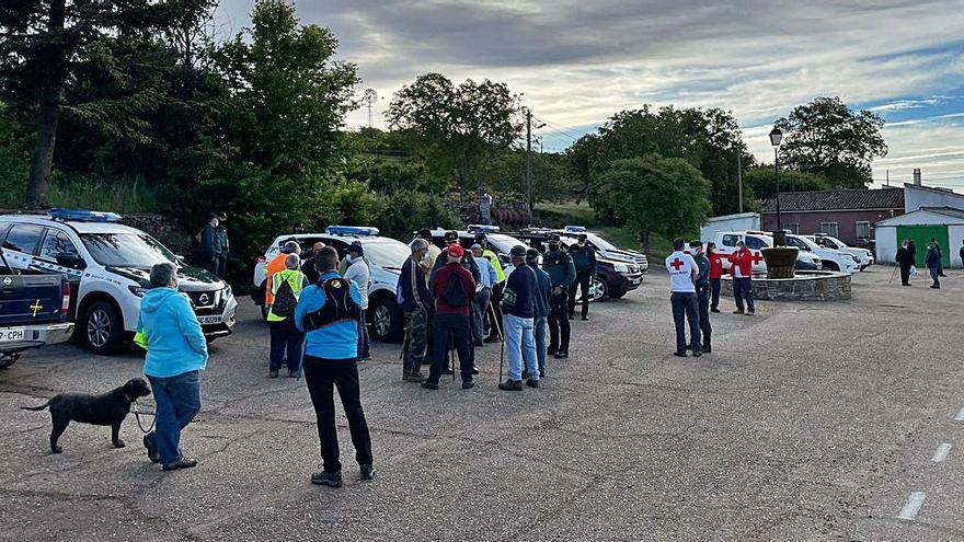 Voluntarios, agentes de la Guardia Civil y personal de Cruz Roja, ayer en la búsqueda del desaparecido de Figueruela de Arriba. | Cedida