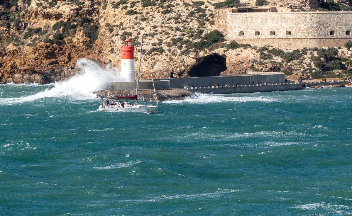 Fuerte oleaje en el faro de Navidad de Cartagena