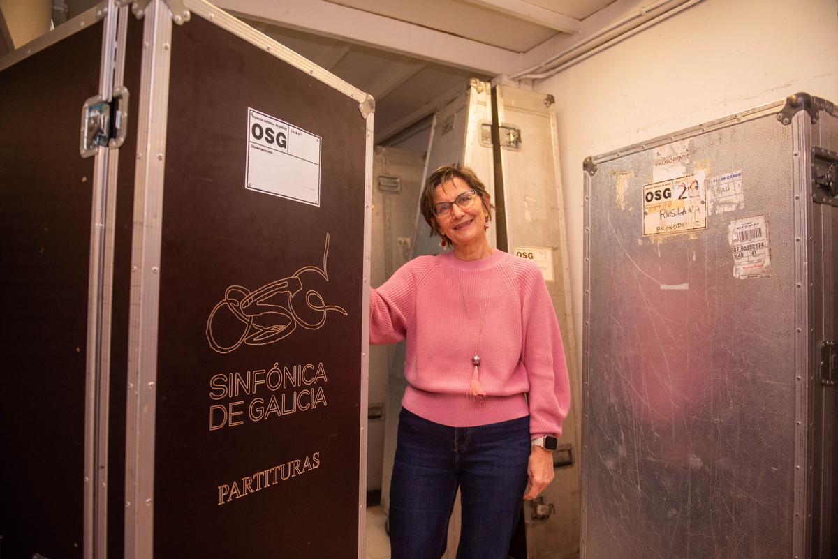 Zita Tanatescu, la archivera que se jubila tras 32 años en la OSG posa con la caja con la que viajaba a todos los conciertos