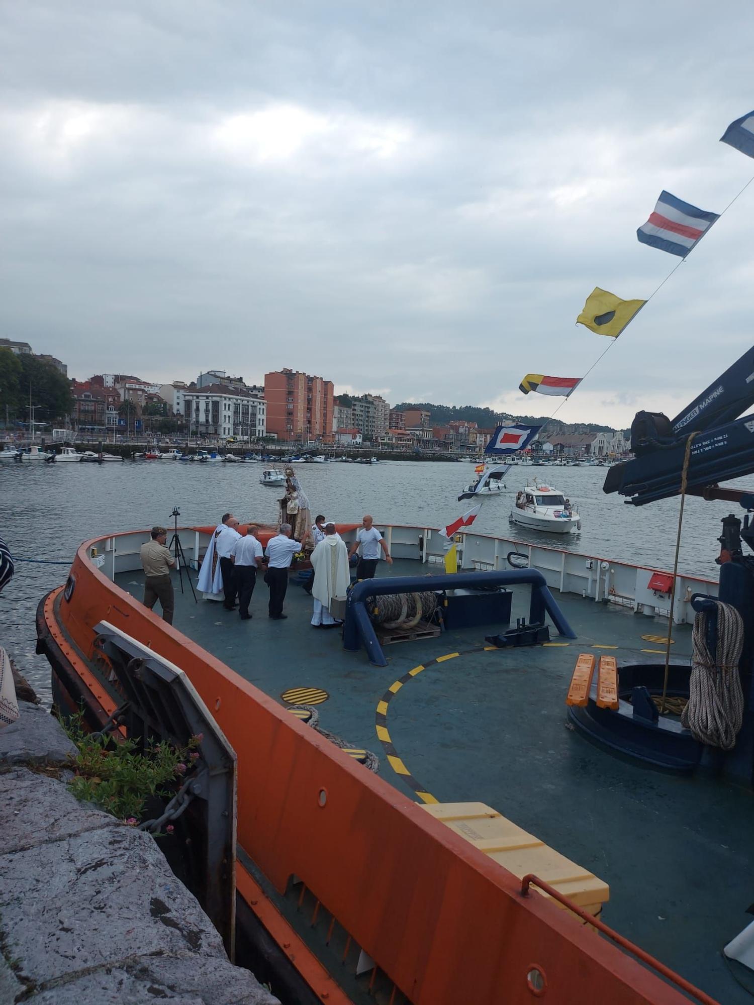 La virgen del Carmen bendijo las aguas de Avilés