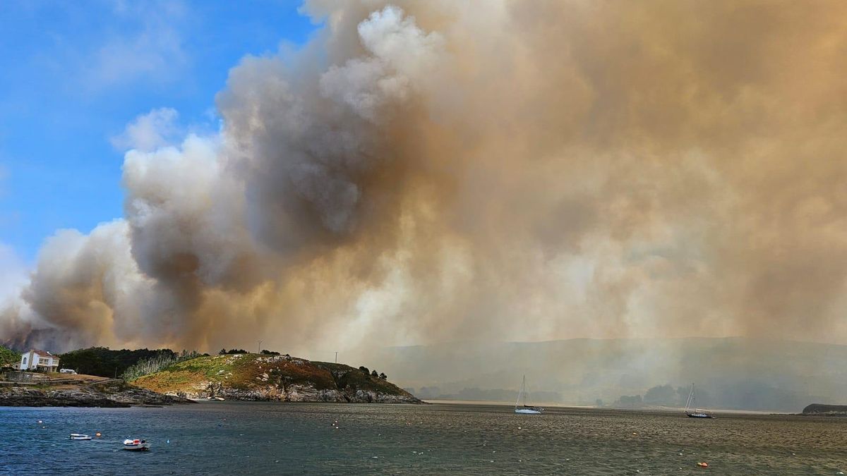 Un incendio en Corme obliga a evacuar a vecinos