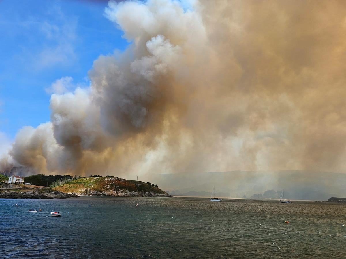 Un incendio en Corme obliga a evacuar a vecinos