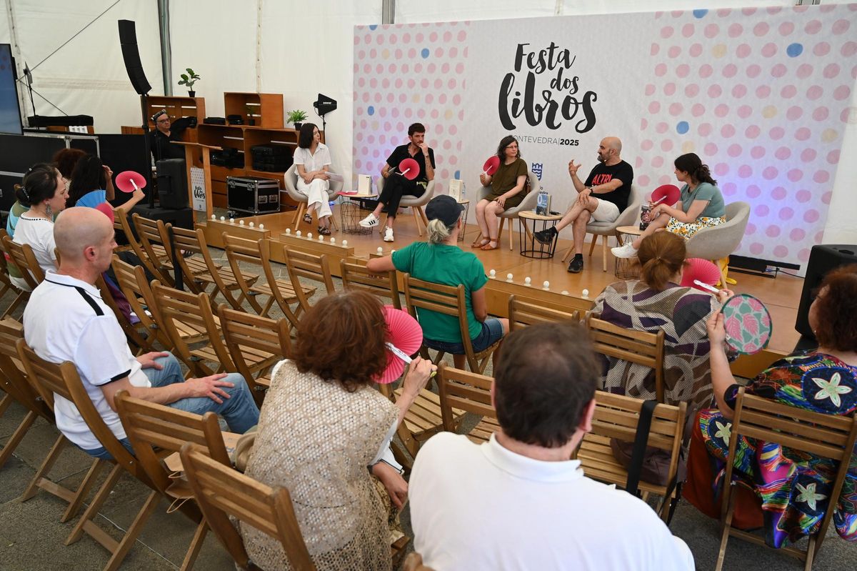 Un momento de la actividad «Enfiando lecturas» que organizó la librería Paz.