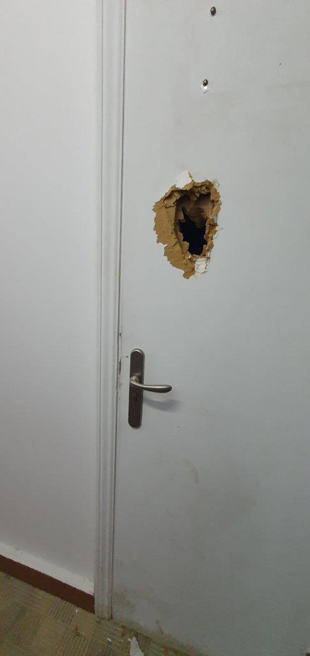 Una de las puertas destrozadas.