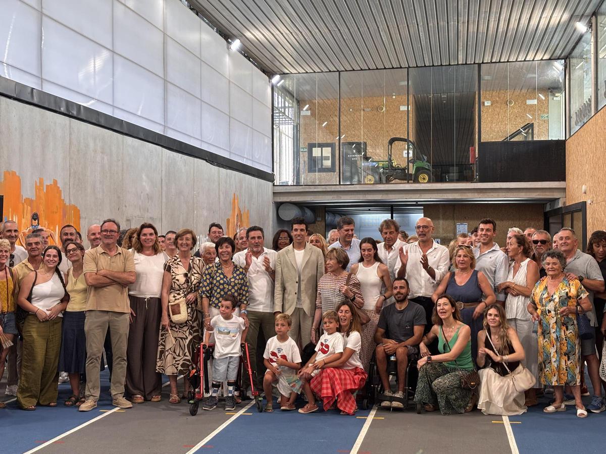 Juan Munar Martínez posa con los asistentes en el acto oficial