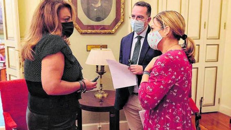 De izquierda a derecha, Cristina Valido (CC), Poli Suárez (PP) y Noemí Santana, consejera de Derechos Sociales.