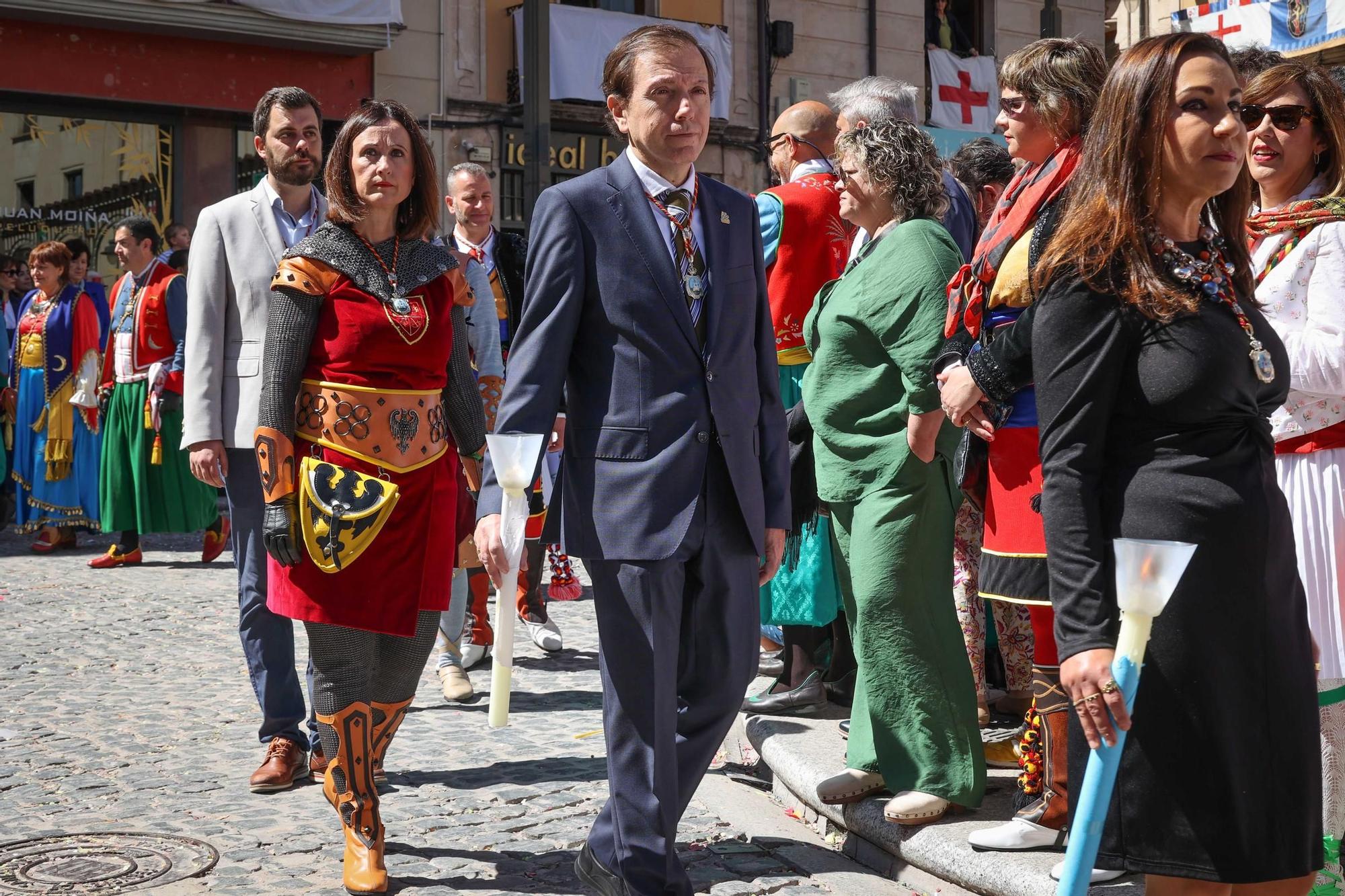 El Sant Jordiet entre claveles en la procesión de la Reliquia