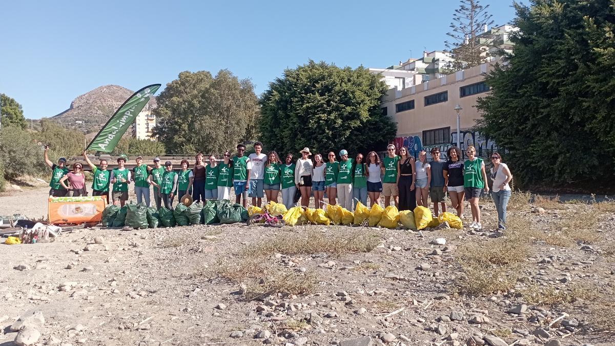Jóvenes de universidades de Estados Unidos, del programa CASA de la Universidad de Granada, con voluntarios de Andalimpia, tras la limpieza del arroyo Jaboneros.