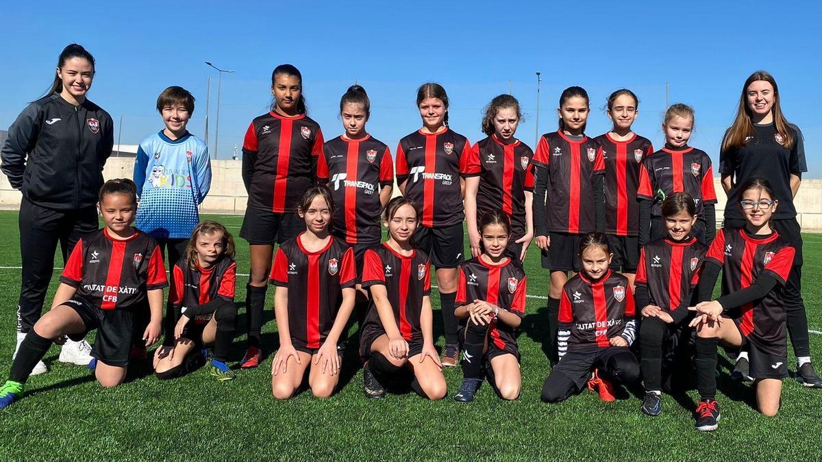 Las jugadoras del equipo de Fútbol-8 del Ciutat de Xàtiva que jugó en Benigànim.