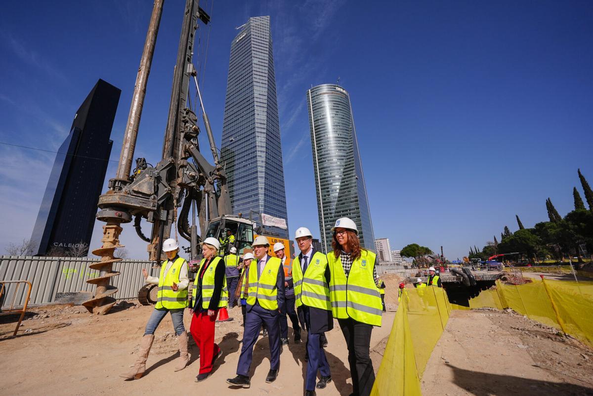 Almeida visita las obras de construcción de Parque Castellana