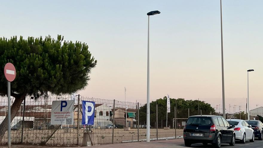 Aparcamiento habilitado en la zona del Estadio José Antonio Pérez