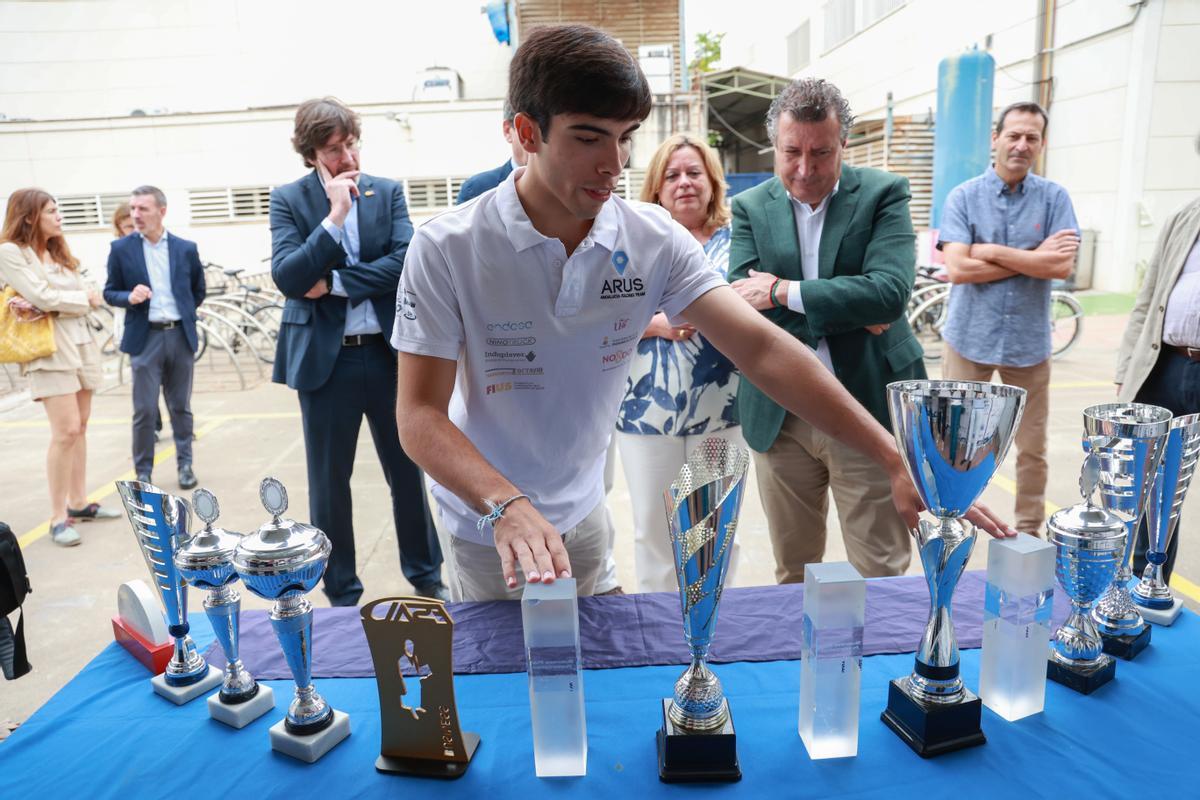 El presidente de la Diputación de Sevilla, Javier Fernández, atiende las explicaciones de Pedro García, team manager de ARUS. A 12 de junio de 2024, en Sevilla (Andalucía, España). Javier Fernández, ha visitado en la Escuela Técnica Superior de Ingeniería las instalaciones donde se desarrolla el proyecto Arus Andalucía Racing, el equipo de Fórmula Student en el que participan un centenar de estudiantes diseñando y fabricando un monoplaza de competición. 12 JUNIO 2024 Rocío Ruz / Europa Press 12/06/2024 / JAVIER FERNÁNDEZ;Rocío Ruz;