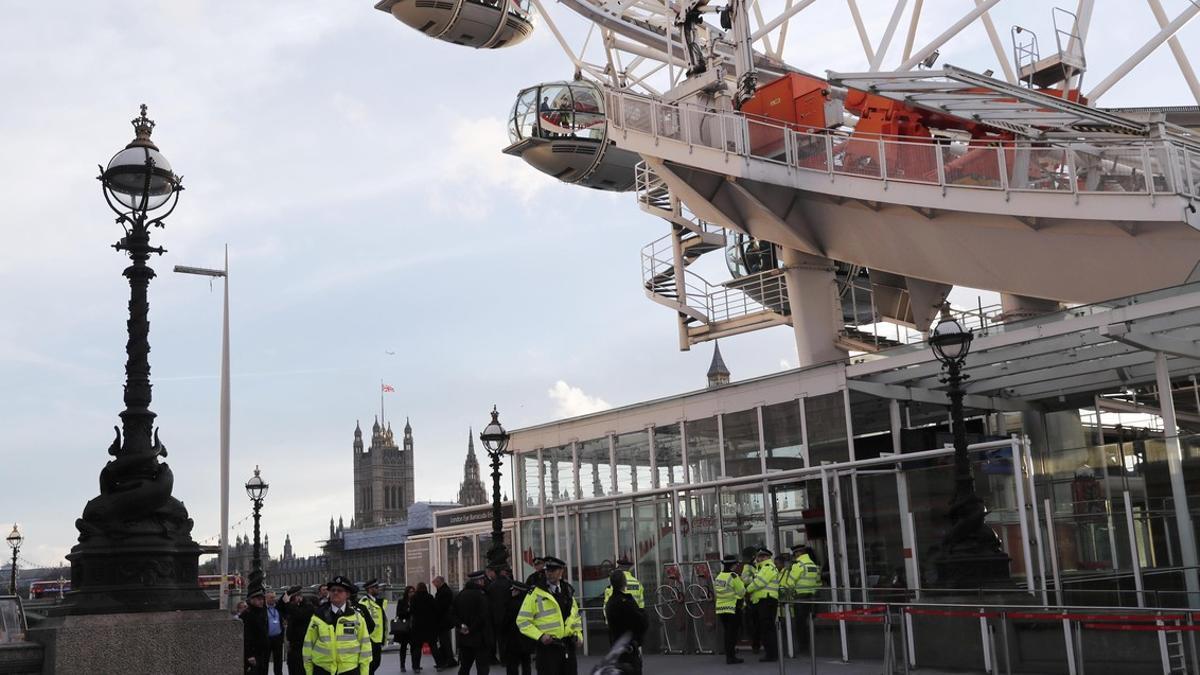 Agentes de policía, frente al London Eye, donde cientos de personas quedaron atrapadas durante el atentado.