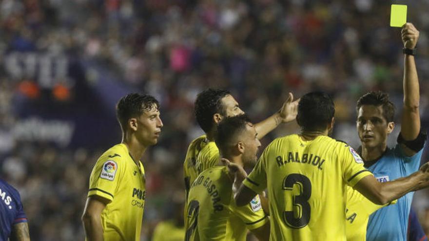 Mateu Lahoz explica nuevas normas al Villarreal a petición de los jugadores