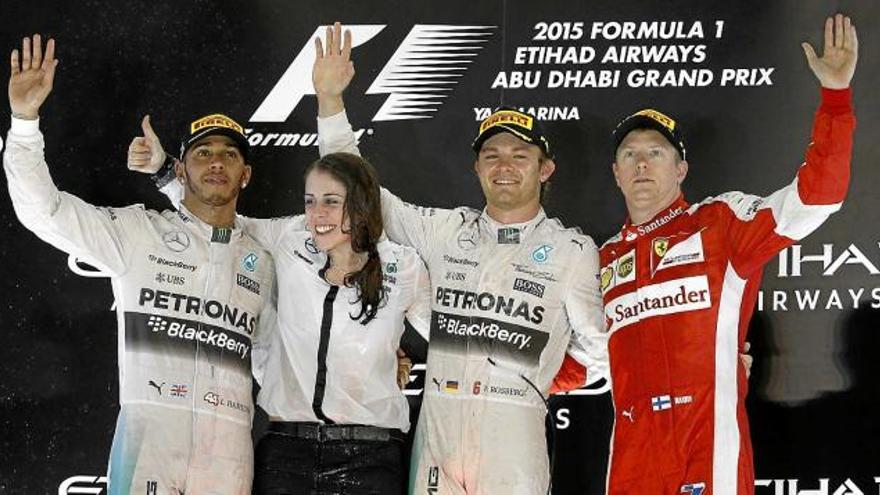 Hamilton, la telemetrista de Mercedes, Kim Stevens, Rosberg i Raikkonen, en l&#039;últim podi de la temporada