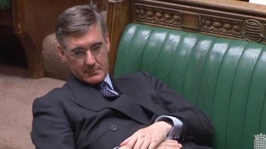 Un diputado se echa la siesta en el Parlamento británico durante el debate clave del Brexit