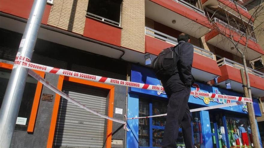 Un fuego obliga a desalojos y el humo daña a los cuatro residentes en la vivienda