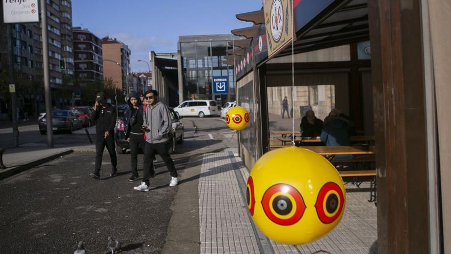 Un hostelero de Avilés prueba nuevas &quot;armas&quot; en la lucha contra las aves: globos con ojos