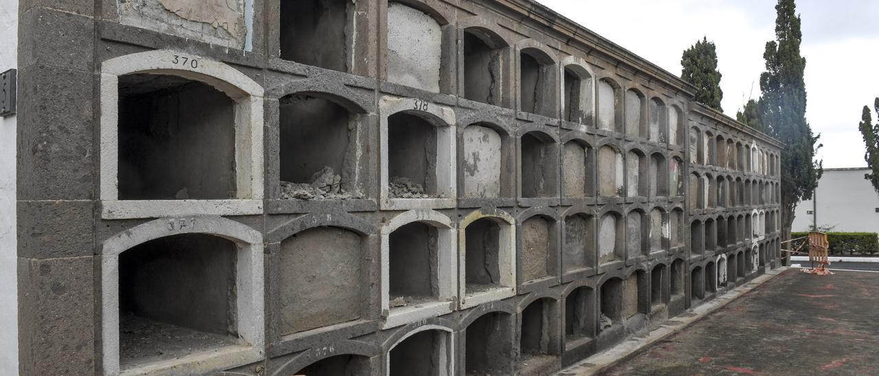 Nichos de niños en mal estado en el cementerio de San Lázaro.