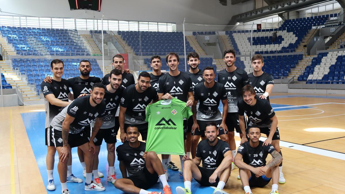 La plantilla del Palma Futsal posa con la camiseta de juego antes de afrontar la final de los playoff por el título de liga contra el Barça 1