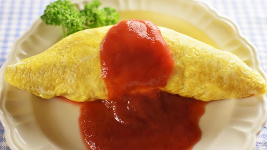 Así se prepara la tortilla de arroz frito, el plato japonés de moda