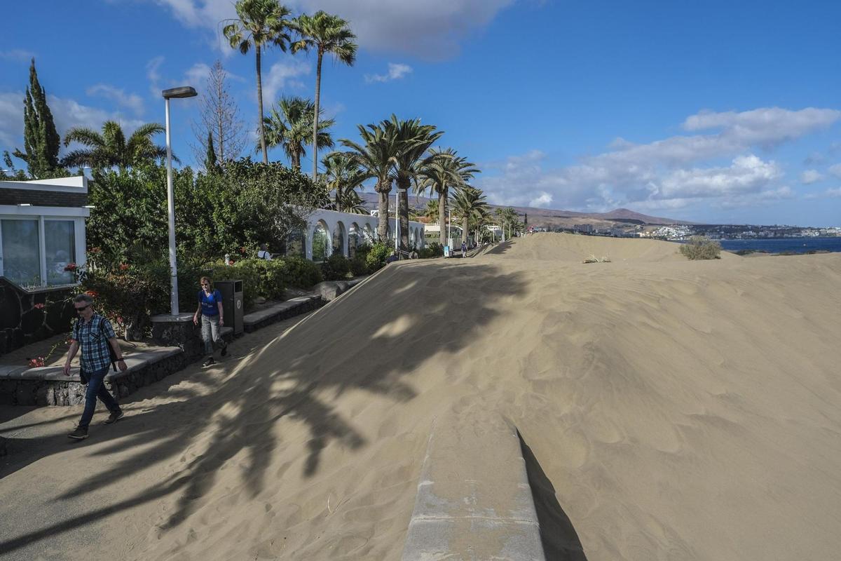 Estado en el que se encontraba el paseo Costa Canaria hace un año, antes de iniciar el traslado de arena.