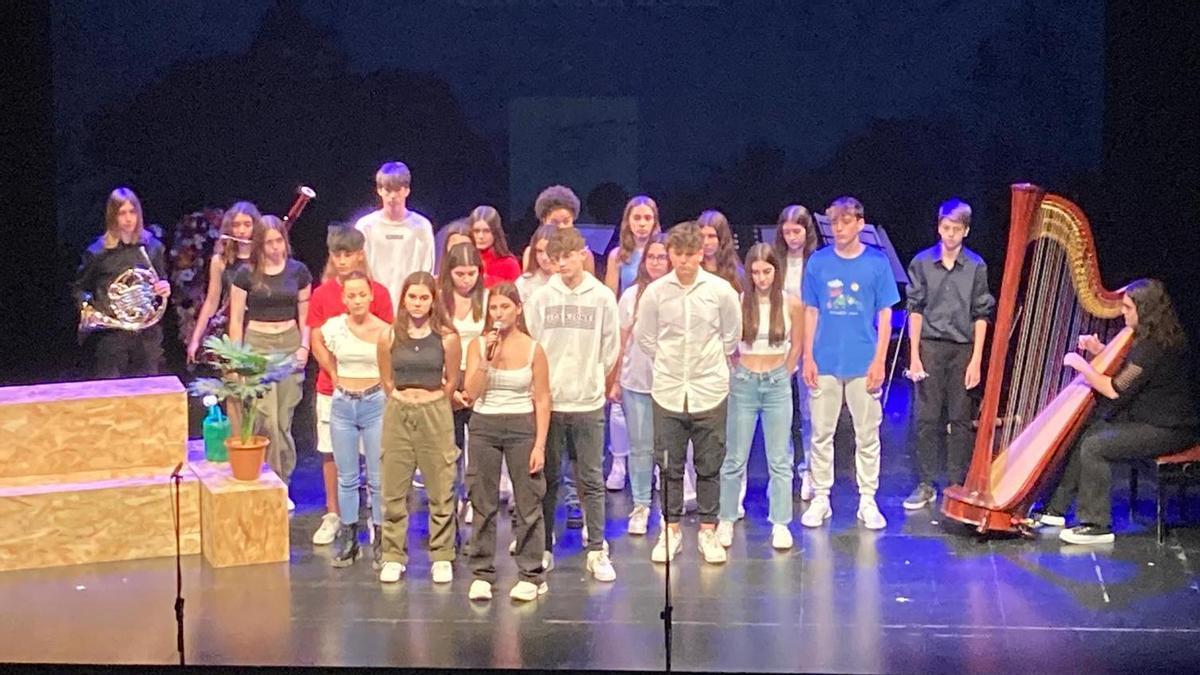 Els alumnes de l'institut Vall de Llémena de Sant Gregori van presentar 'Paraules d'aigua'. | GRUP DE TREBALL MOSTRA DE POESIA