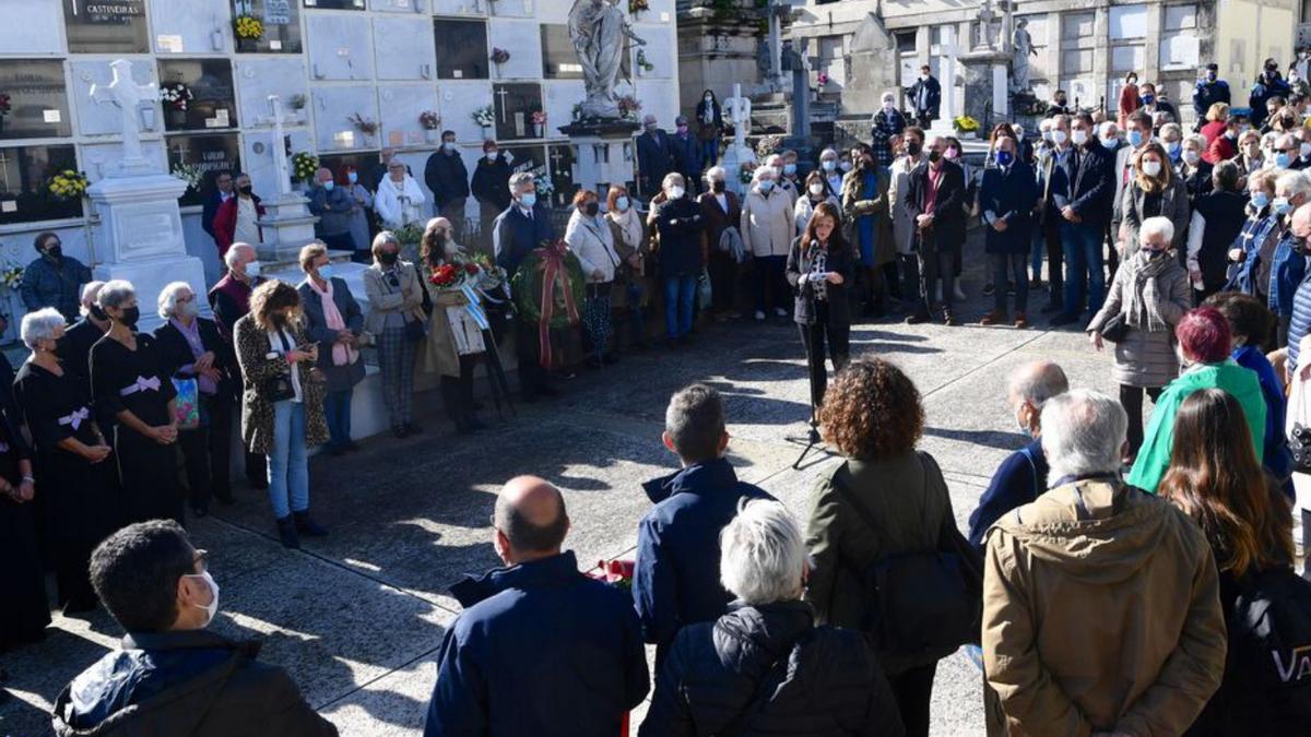 Ofrenda floral municipal a los fallecidos por la libertad.  | // CARLOS PARDELLAS