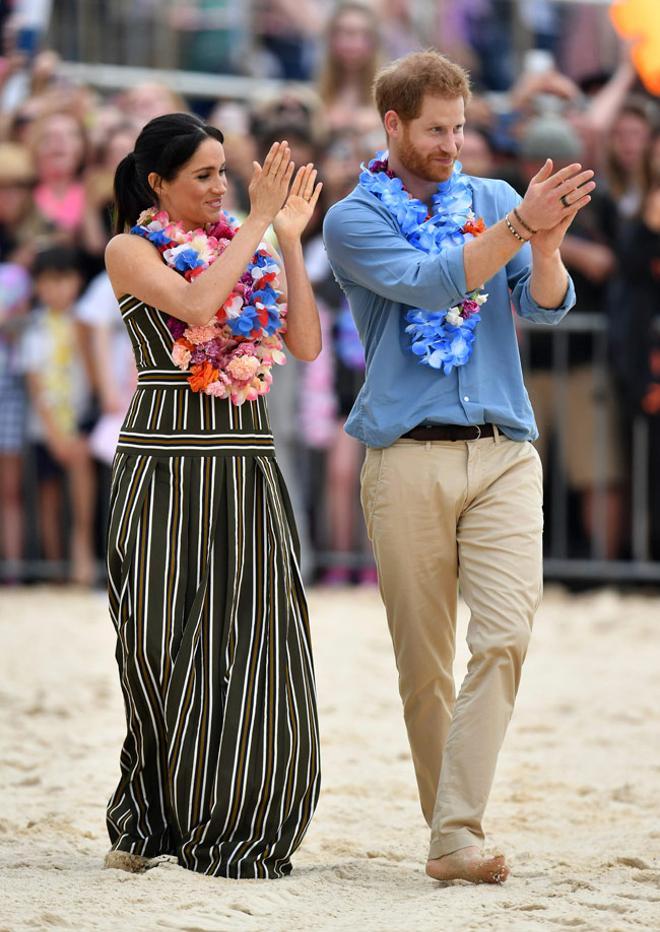 El look de Meghan Markle junto al principie Harry de paseo por la playa en Australia