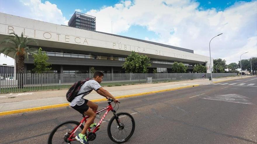 El frontal de la Biblioteca del Estado de Badajoz estará urbanizado antes de fin de año