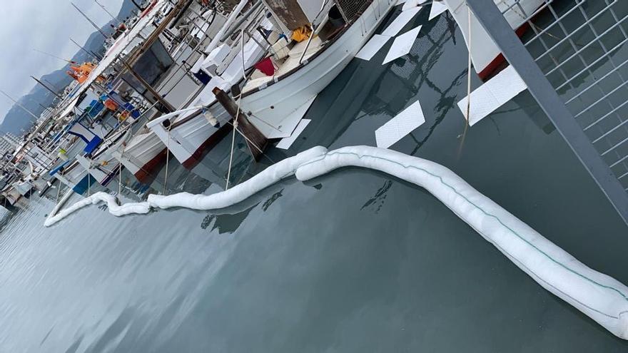 Vertido de productos químicos en el puerto de Sant Antoni