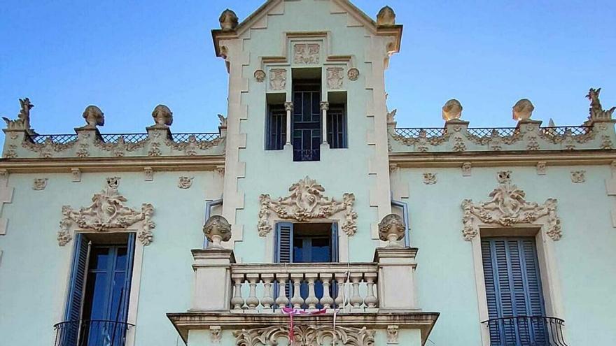 Roben les banderes del balcó de l&#039;ajuntament de Cassà