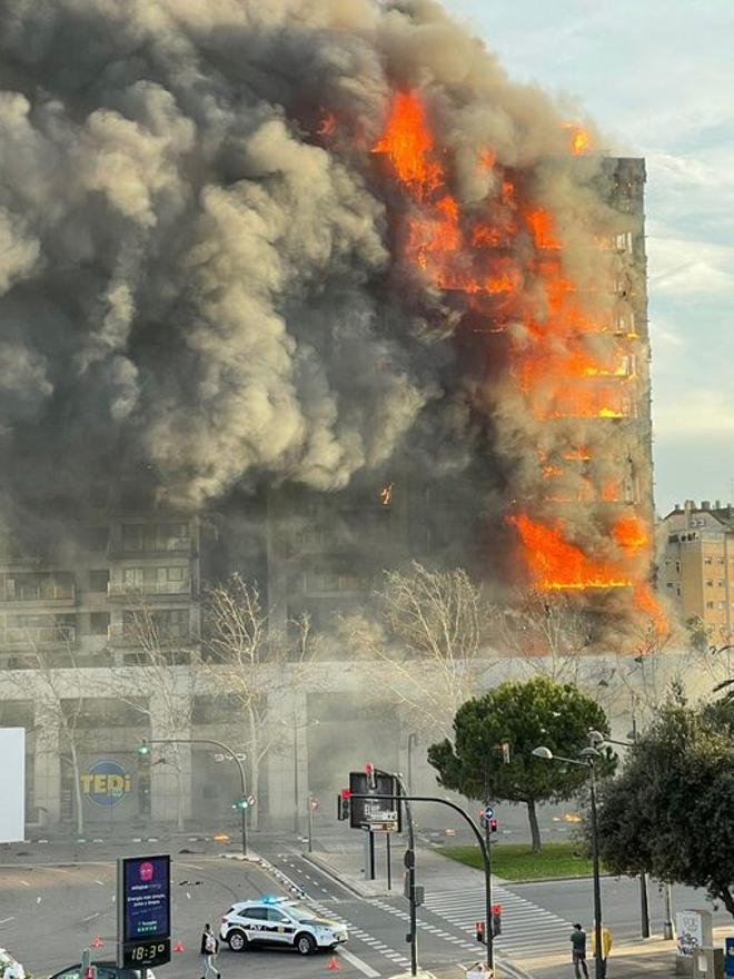 Incendio en un edificio del barrio de Campanar, en València
