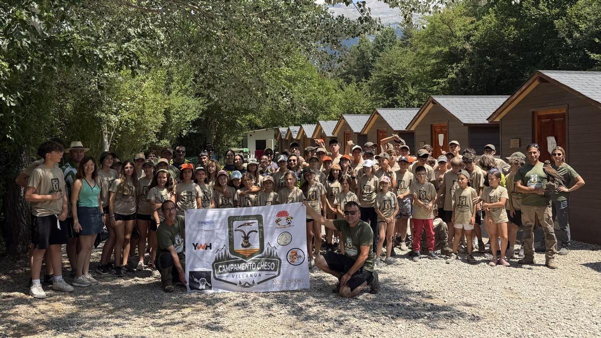 Participantes del primer Campamento Farcaza junto a profesionales que trabajan en la investigación, la gestión y la conservación del medio natural de Aragón.