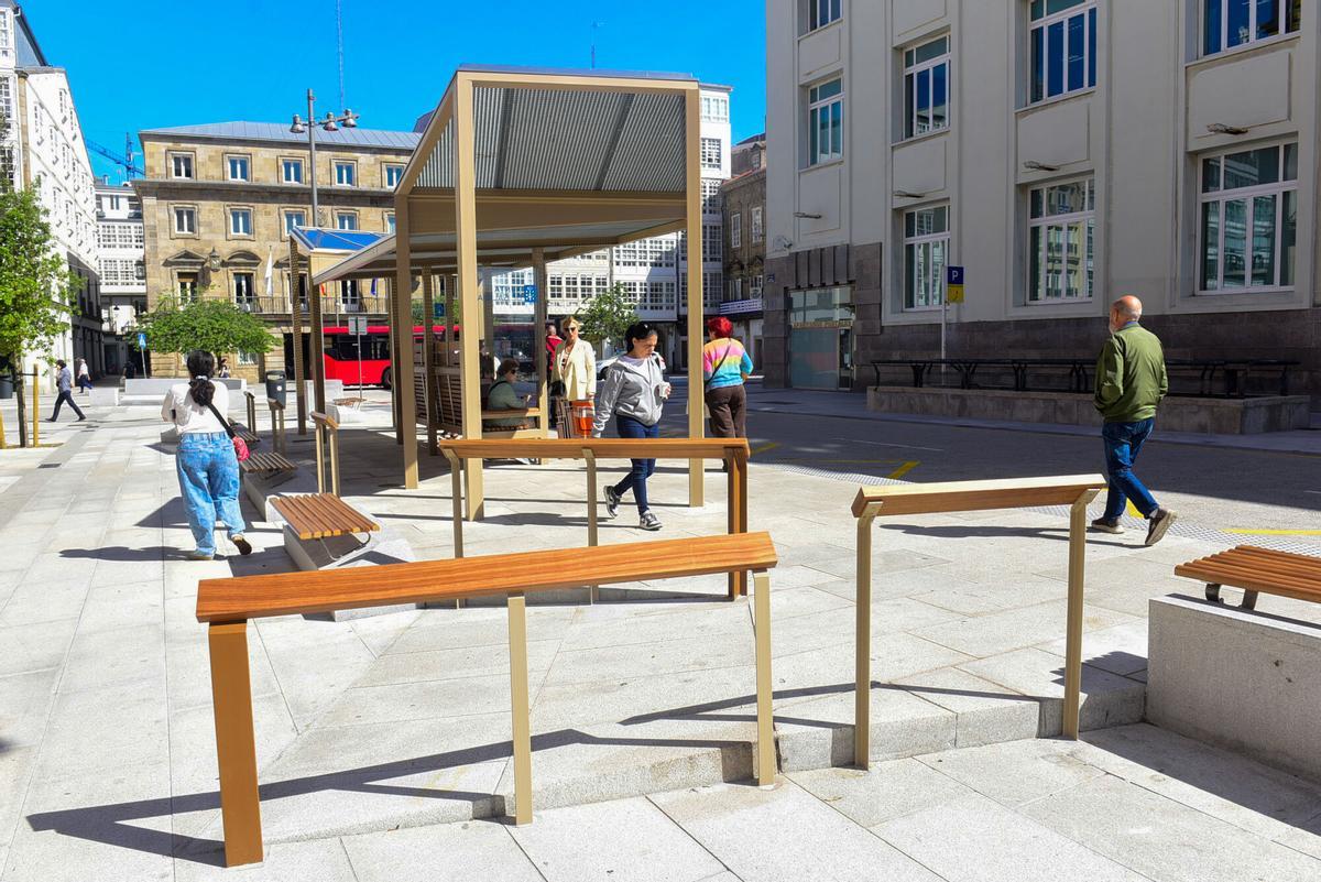 Nuevos bancos en la parada de bus de Manuel Casas