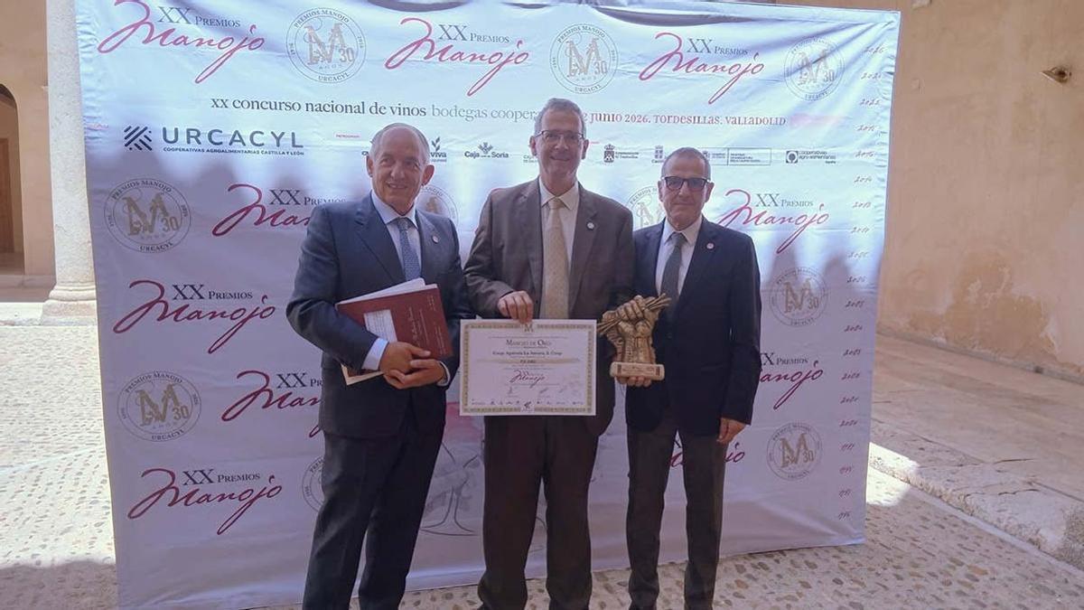 Antonio López Pérez-Barquero, presidente de la cooperativa La Aurora, muestra el diploma y el Premio Manojo recibido en Tordesillas.