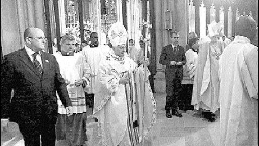 Benedicto XVI, entrando, ayer, en la catedral de San Patricio de Nueva York para celebrar misa.