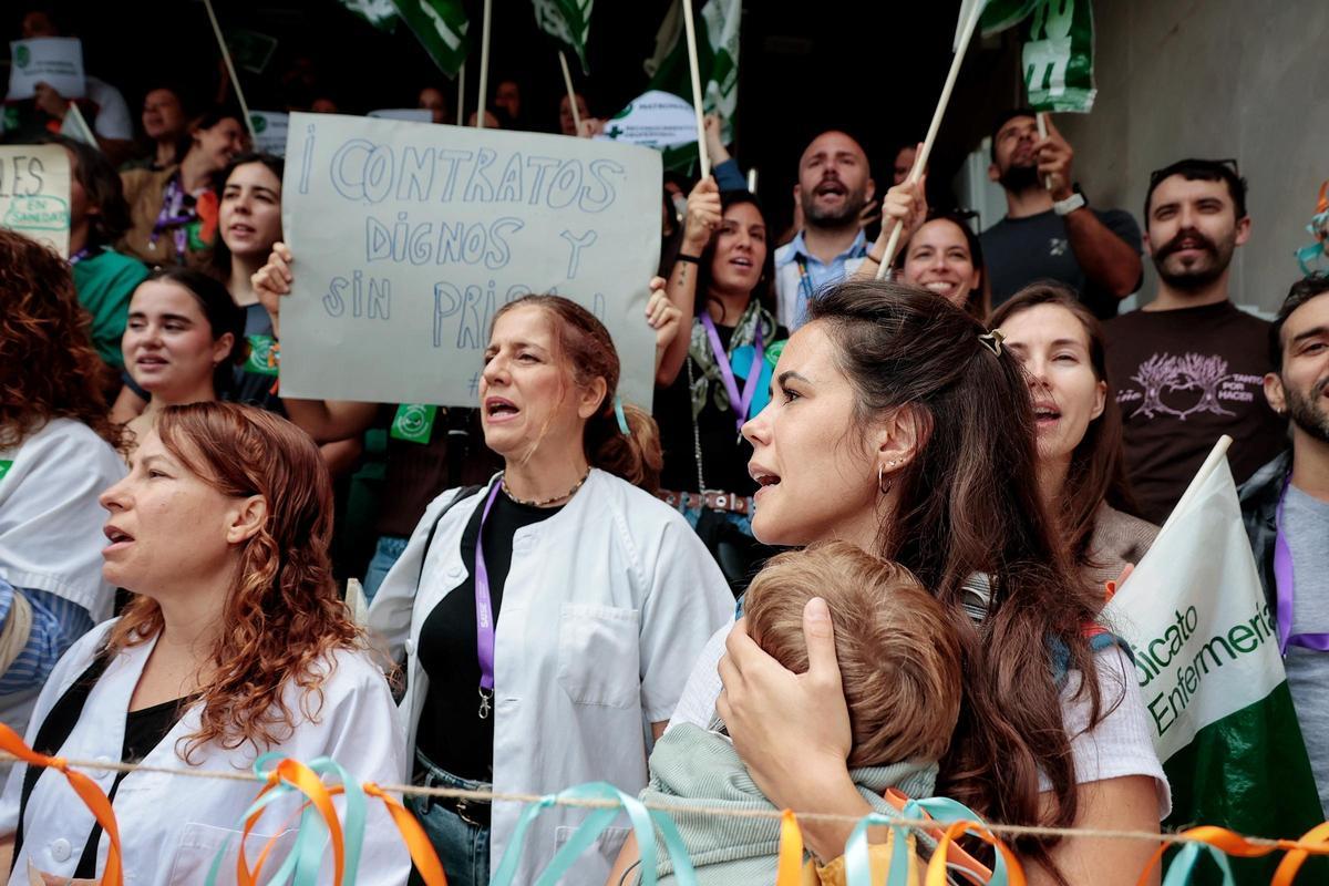 Concentración de matronas en el Hospital La Candelaria bajo el lema 'Nada que celebrar' Concentración de matronas en el Hospital La Candelaria bajo el lema 'Nada que celebrar'