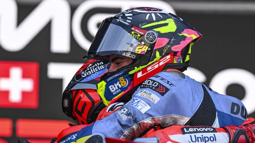 Fermín Aldeguer se abraza a Marc Márquez al final de la carrera. |