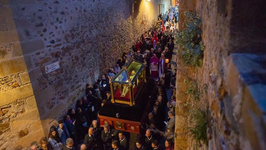 El Cristo Yacente procesionará por la plaza Mayor sólo a la luz de las velas