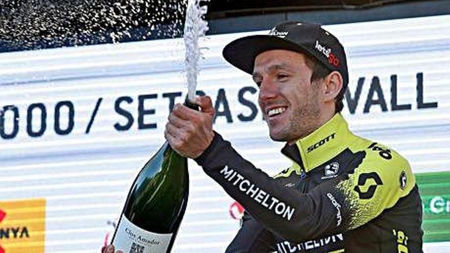 Adam Yates (Mitchelton-Scott) celebra al podi la victòria d&#039;ahir