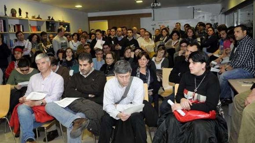 Los socios del Galaico durante la asamblea. // Noé Parga