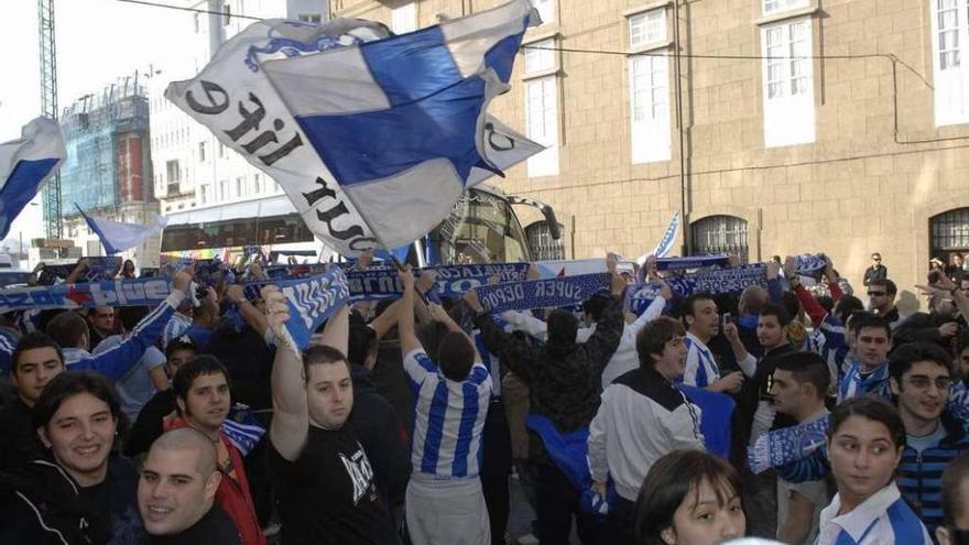 Aficionados del Dépor concentrados ante el hotel Finisterre antes de un decisivo partido ante el Mallorca en 2011.