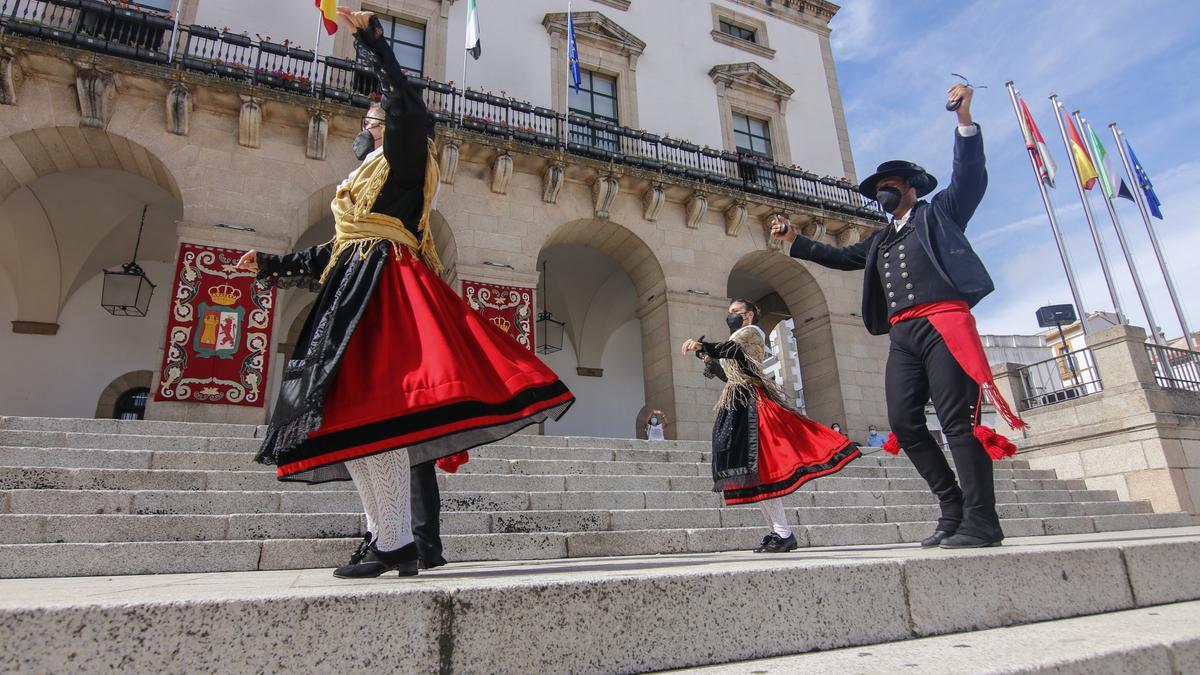 Exhibición en la plaza Mayor de la tradicional jota cacereña.